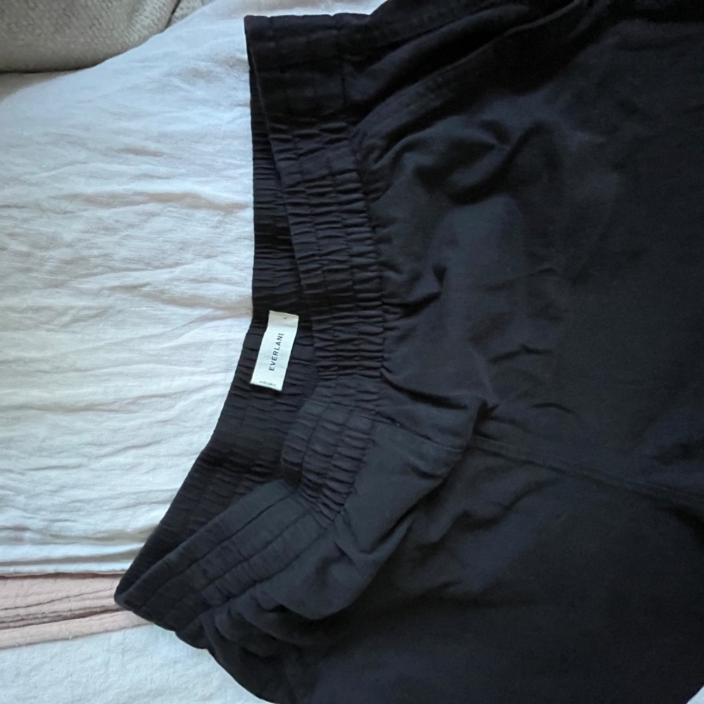 Everlane black cotton shorts with pockets and back patch pocket